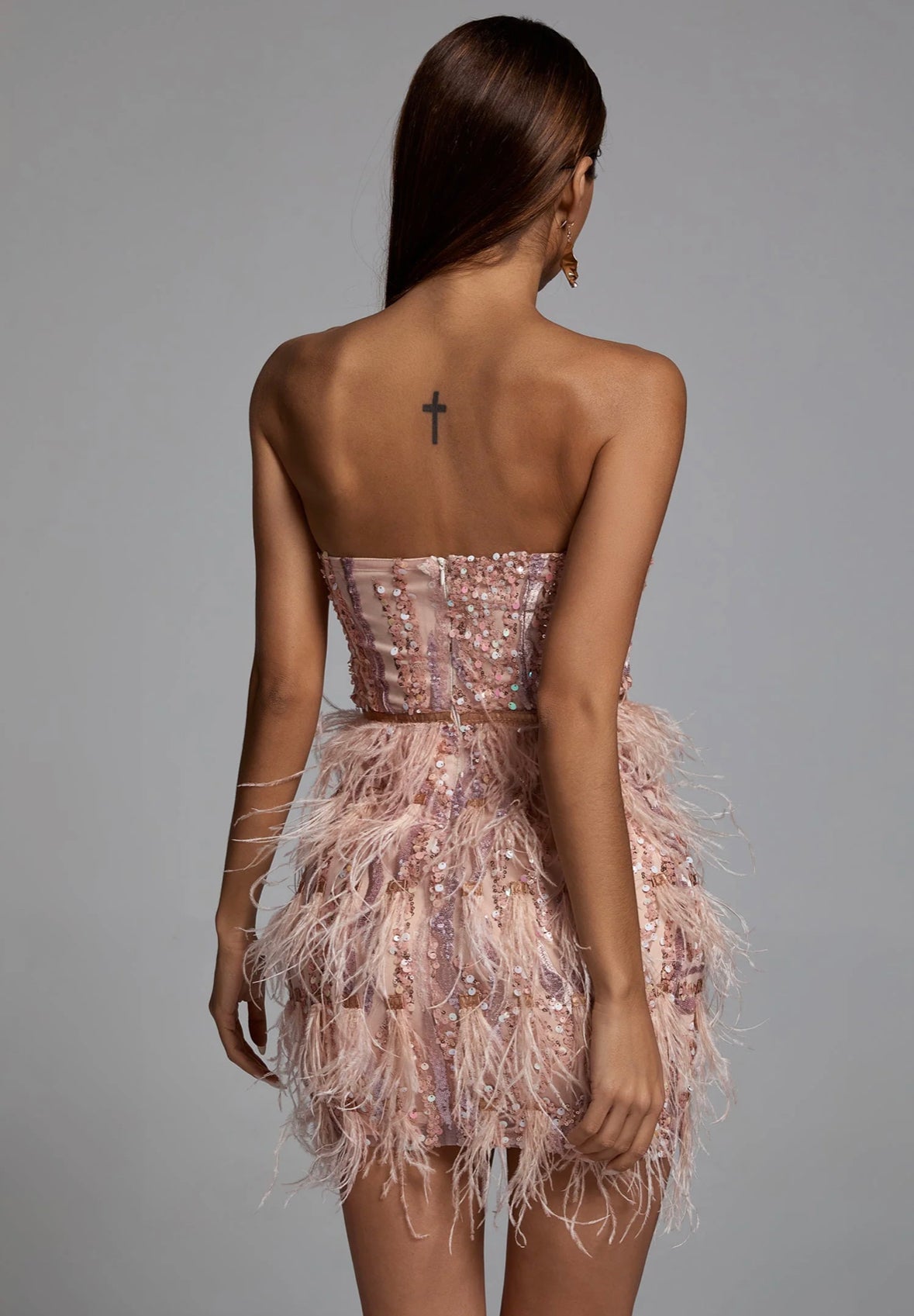 LAYLA – Rosa Minikleid mit Pailletten und Federn