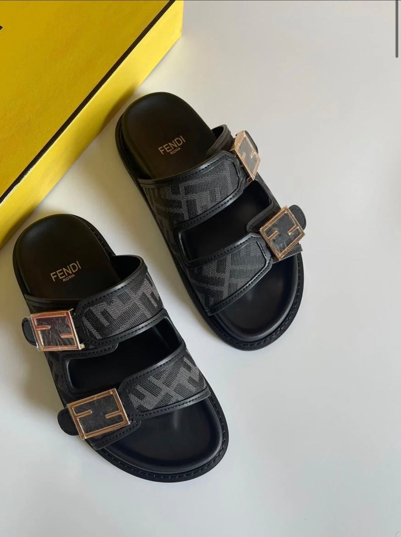 “FNDI“ SANDALEN
